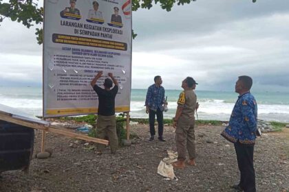 Pemasangan Banner larangan cegah Ekploitasi Sempadan Pantai oleh Pemerintah Kecamatan Cisolok, Kamis (12/2/2026). | Foto: Muri