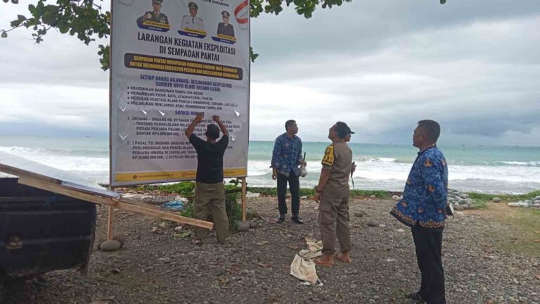 Pemasangan Banner larangan cegah Ekploitasi Sempadan Pantai oleh Pemerintah Kecamatan Cisolok, Kamis (12/2/2026). | Foto: Muri