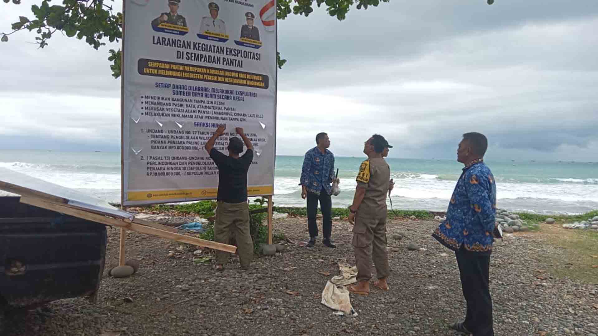Pemasangan Banner larangan cegah Ekploitasi Sempadan Pantai oleh Pemerintah Kecamatan Cisolok, Kamis (12/2/2026). | Foto: Muri