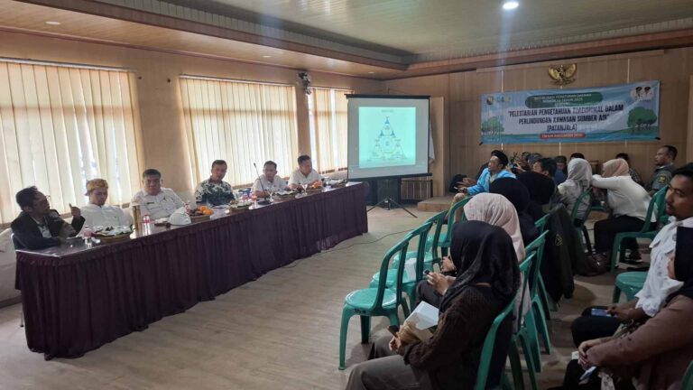 Ketua Bapemperda DPRD Kabupaten Sukabumi, Bayu Permana saat menggelar sosialisasi Perda Patanjala di Desa Sundawenang. | Foto: Ist