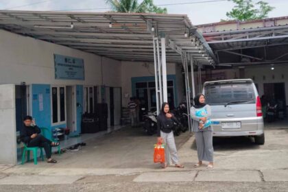 Kondisi kantor SPPG Anugerah Ratu Alam 1, yang menjadi dapur penyuplai MBG di Desa Loji Simpenan Sukabumi ditutup sementara pasca kasus dugaan keracunan. | Foto: I Nugraha
