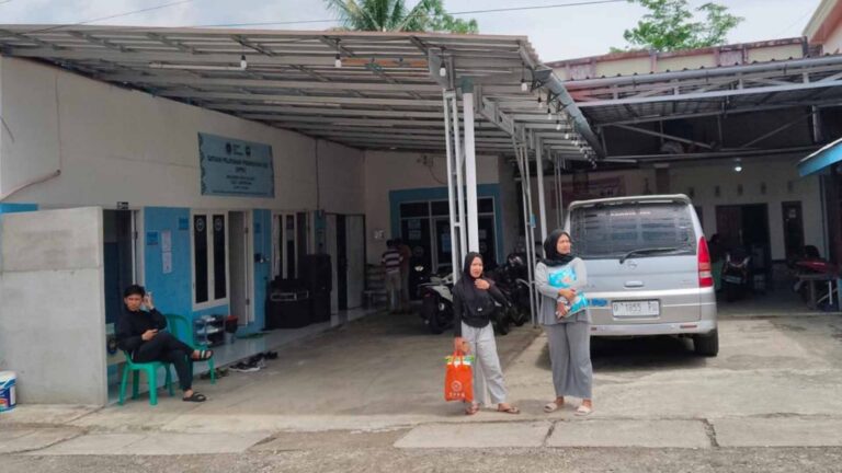 Kondisi kantor SPPG Anugerah Ratu Alam 1, yang menjadi dapur penyuplai MBG di Desa Loji Simpenan Sukabumi ditutup sementara pasca kasus dugaan keracunan. | Foto: I Nugraha
