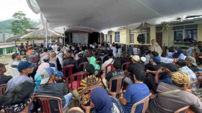 Ratusan warga Desa Sirnarasa, Kecamatan Cikakak, Kabupaten Sukabumi, mengikuti sosialisasi terkait Proyek Geothermal. | Foto: Ist