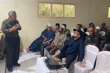 Pakar Vulkanologi, Prof. Nana Sulaksana saat menjelaskan terkait aspek keamanan, dampak lingkungan, serta manfaat proyek energi panas bumi (geothermal) kepada warga Desa Sirnarasa Cikakak Sukabumi. | Foto: Ist