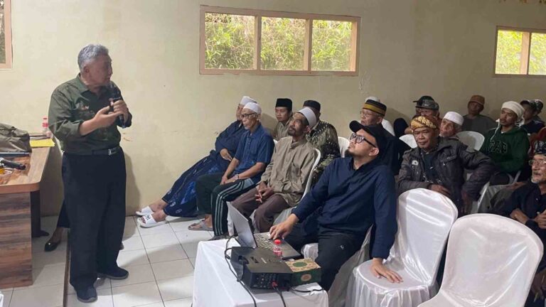 Pakar Vulkanologi, Prof. Nana Sulaksana saat menjelaskan terkait aspek keamanan, dampak lingkungan, serta manfaat proyek energi panas bumi (geothermal) kepada warga Desa Sirnarasa Cikakak Sukabumi. | Foto: Ist