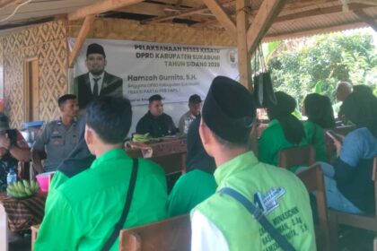 Ketua Komisi II DPRD Kabupaten Sukabumi Hamzah Gurnita saat berdialog bersama warga Warungkiara. | Foto: I Nugraha