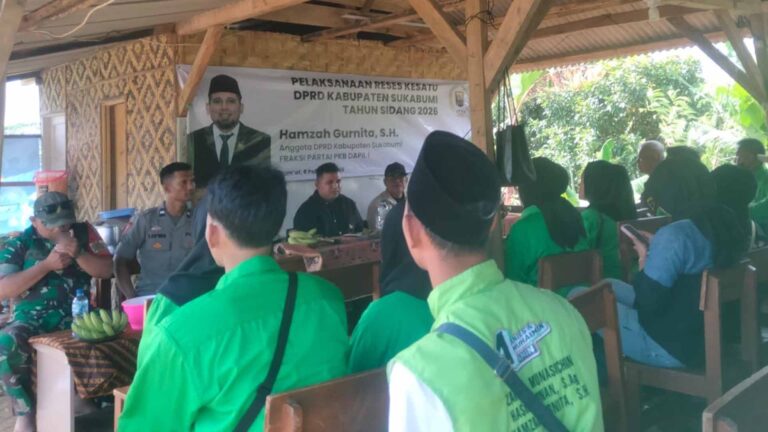 Ketua Komisi II DPRD Kabupaten Sukabumi Hamzah Gurnita saat berdialog bersama warga Warungkiara. | Foto: I Nugraha