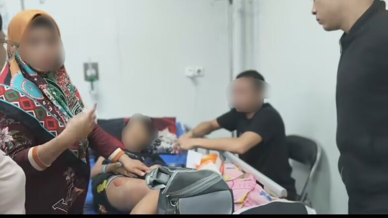 TR, ibu tiri NS, saat mendampingi NS saat dirawat di RSUD Jampangkulon Sukabumi. | Foto: Tangkapan layar video viral