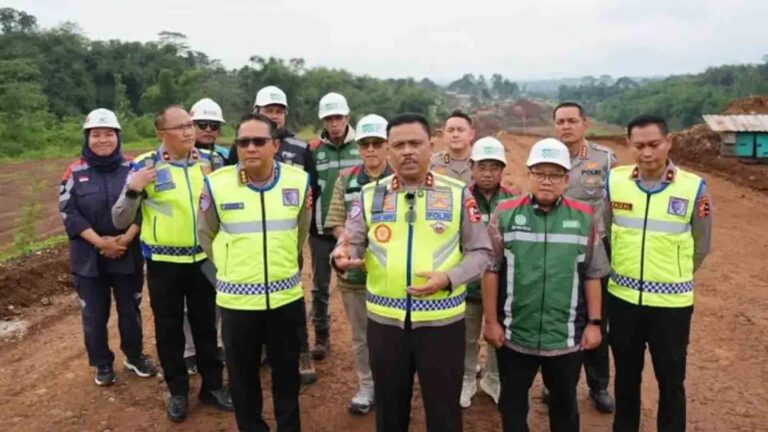 Kakorlantas Polri, Irjen Pol Agus Suryonugroho saat meninjau jalur fungsional Tol Bocimi Seksi 3. | Foto: Dok. Media Polri