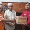 Pemberian simbolis bantuan sembako dari PAC PDIP untuk korban kebakaran rumah di Cimanggu. | Foto: Ist