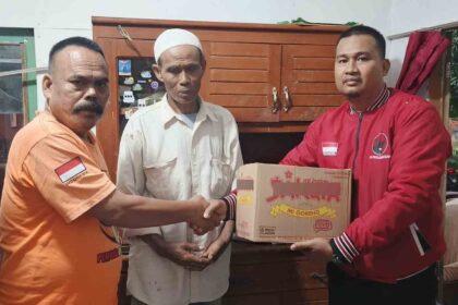Pemberian simbolis bantuan sembako dari PAC PDIP untuk korban kebakaran rumah di Cimanggu. | Foto: Ist