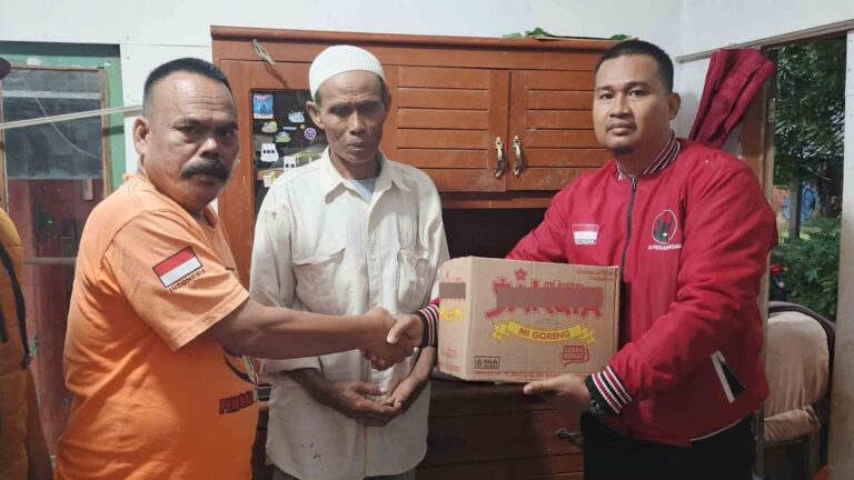 Pemberian simbolis bantuan sembako dari PAC PDIP untuk korban kebakaran rumah di Cimanggu. | Foto: Ist