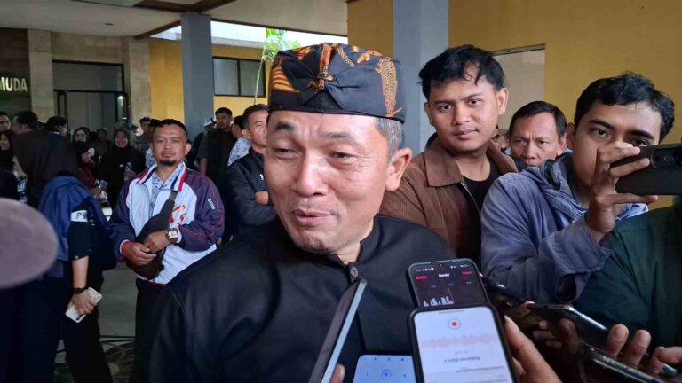Kepala Dinas Pendidikan (Disdik) Kabupaten Sukabumi, Deden Sumpena bicara soal gaji PPPK paruh waktu. | Foto: Ans
