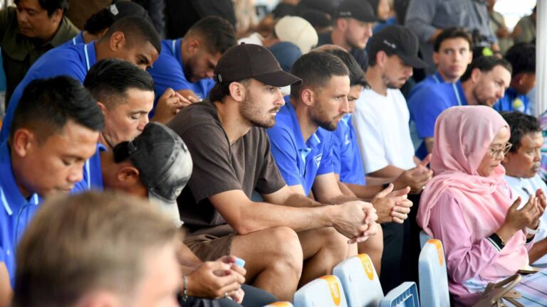 Para penggawa Persib Bandung saat mengikuti doa bersama jelang Ramadan di GBLA. | Foto: Humas Jabar