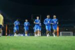 Sepanjang bulan Ramadan, Persib Bandung melakukan sesi latihan malam. | Foto: Persib.co.id