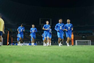 Sepanjang bulan Ramadan, Persib Bandung melakukan sesi latihan malam. | Foto: Persib.co.id