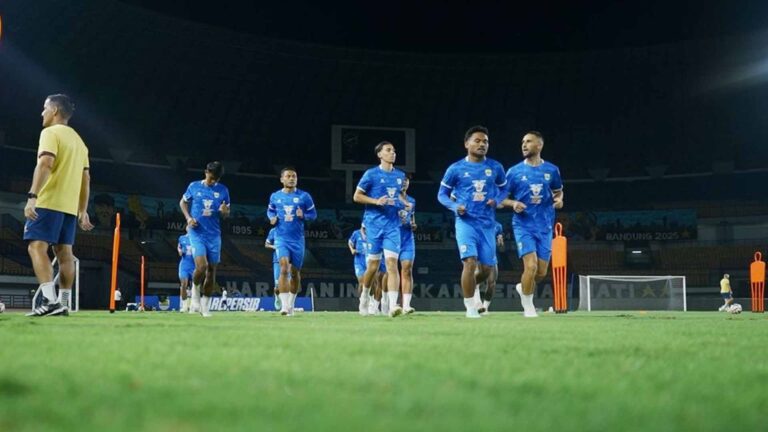 Sepanjang bulan Ramadan, Persib Bandung melakukan sesi latihan malam. | Foto: Persib.co.id