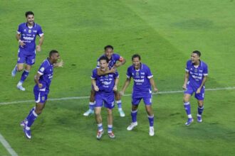 Selebrasi Thom Haye usai mencetak gol penalti bagi Persib Bandung atas Malut United. | Foto: Persib.co.id