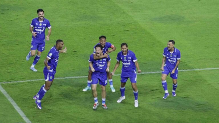 Selebrasi Thom Haye usai mencetak gol penalti bagi Persib Bandung atas Malut United. | Foto: Persib.co.id