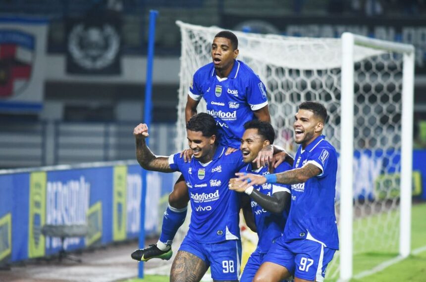 Ramon Tanque menyumbang brace atau dua gol dalam pesta kemenangan Persib atas Madura United. | Foto: Persib.co.id