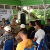 Anggota DPRD Kabupaten Sukabumi Asep Rizwan Efendi saat berdialog dengan warga Desa Warungkiara . | Foto: I Nugraha