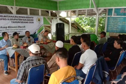 Anggota DPRD Kabupaten Sukabumi Asep Rizwan Efendi saat berdialog dengan warga Desa Warungkiara . | Foto: I Nugraha
