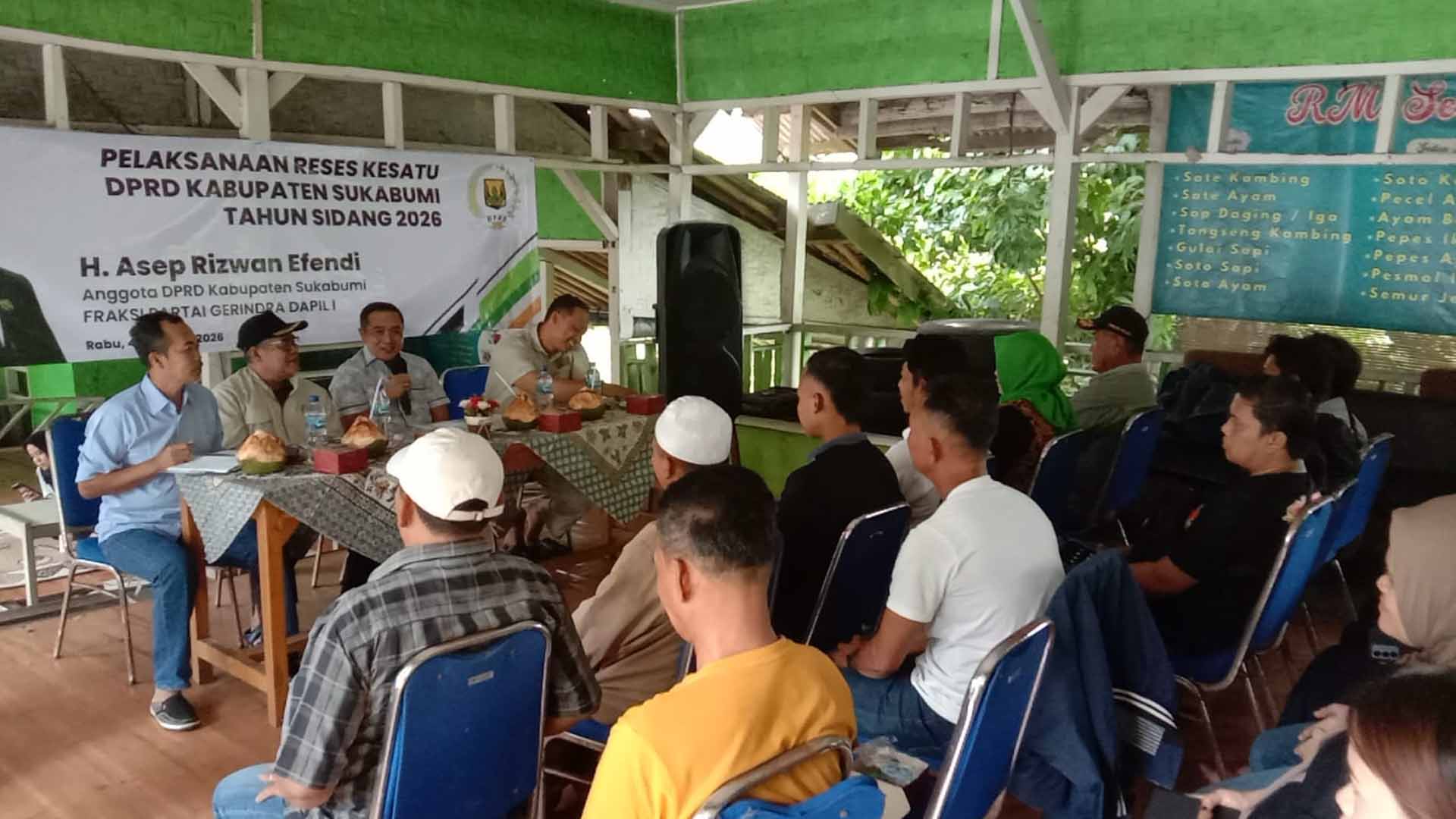 Anggota DPRD Kabupaten Sukabumi Asep Rizwan Efendi saat berdialog dengan warga Desa Warungkiara . | Foto: I Nugraha