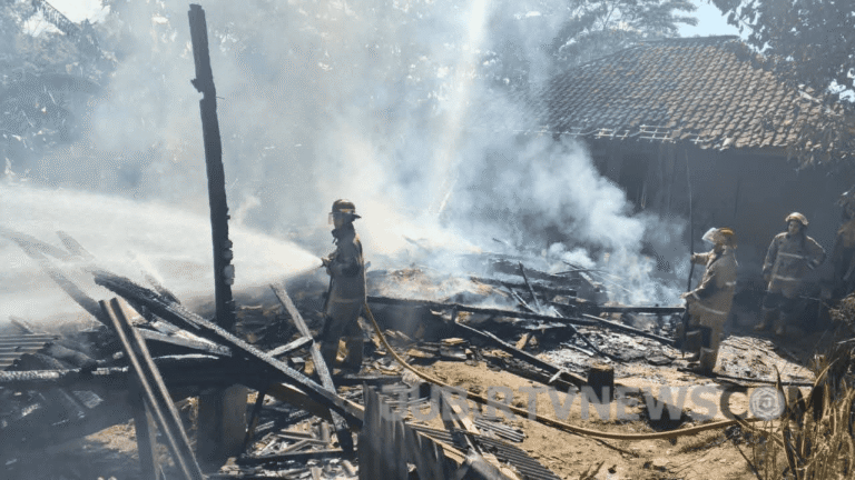 Korsleting Listrik Diduga Jadi Pemicu, 2 Rumah di Cimanggu Sukabumi Ludes Terbakar