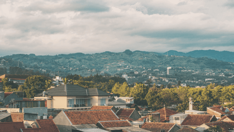 Didominasi Berawan dengan Potensi Hujan Terjadi di Siang Hari, Prakiraan Cuaca Jabar 15 Februari 2026