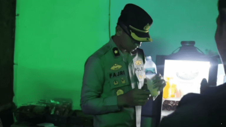 Polisi Sita 84 Botol Miras saat Razia Akhir Pekan dari Sejumlah Warung di Sukabumi