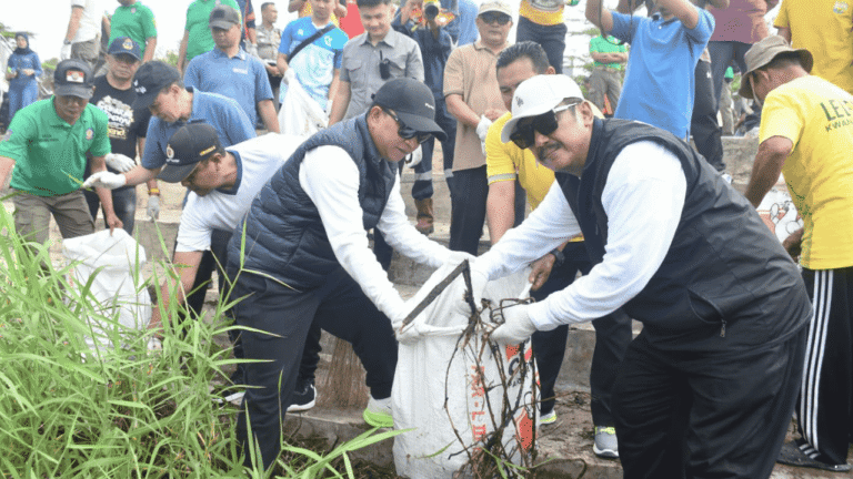 Bersih-bersih Serentak di Pesisir Palabuhanratu, Bupati Sukabumi Ajak Warga Jaga Laut dari Sampah