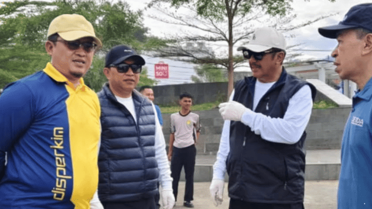 Sambut Ramadan 1447 H, Disperkim Kabupaten Sukabumi Ikut Partisipasi dalam Aksi Bersih Pesisir Palabuhanratu