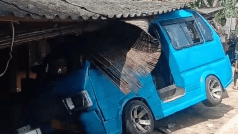 Angkot Tabrak Rumah Warga di Cikembar Sukabumi, Begini Kronologinya