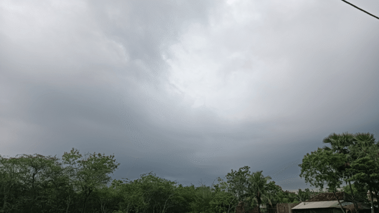 Siang–Sore Berpeluang Hujan Sedang hingga Lebat, Prakiraan Cuaca Jabar 8 Februari 2026