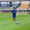 Penyerang anyar Persib Bandung, Sergio Castel, saat melahap menu latihan Bojan Hodak. | Foto: Persib.co.id