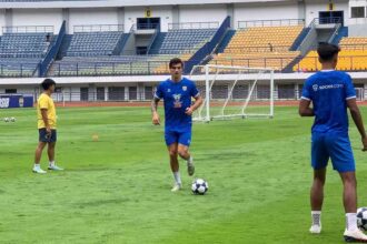 Penyerang anyar Persib Bandung, Sergio Castel, saat melahap menu latihan Bojan Hodak. | Foto: Persib.co.id