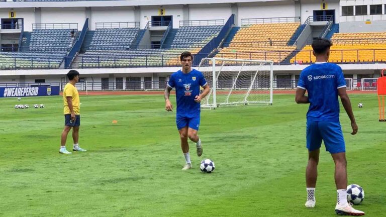Penyerang anyar Persib Bandung, Sergio Castel, saat melahap menu latihan Bojan Hodak. | Foto: Persib.co.id