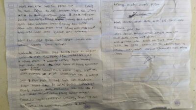 Surat tulisan tangan yang ditemukan dalam genggaman tangan korban. | Foto: Ist