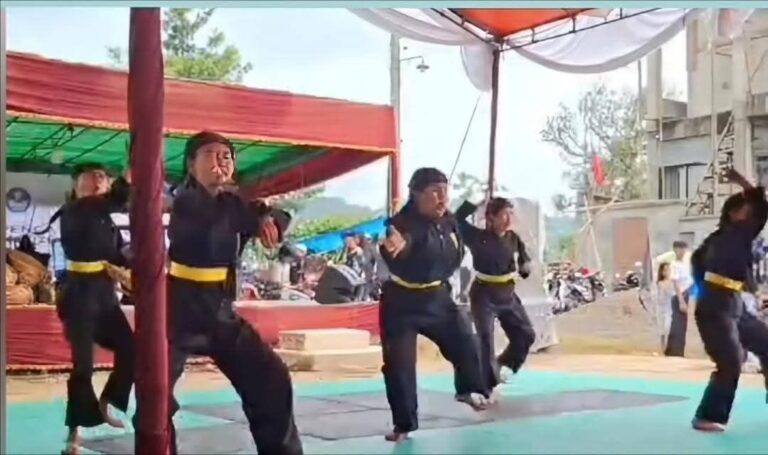 Momen pesilat Jampangkulon tampil di Kejuaraan Pencak Silat se-Kabupaten Sukabumi yang digelar di GOR Cimenteng, Kecamatan Cikembar, Senin (2/2/2026). | Foto: Ist