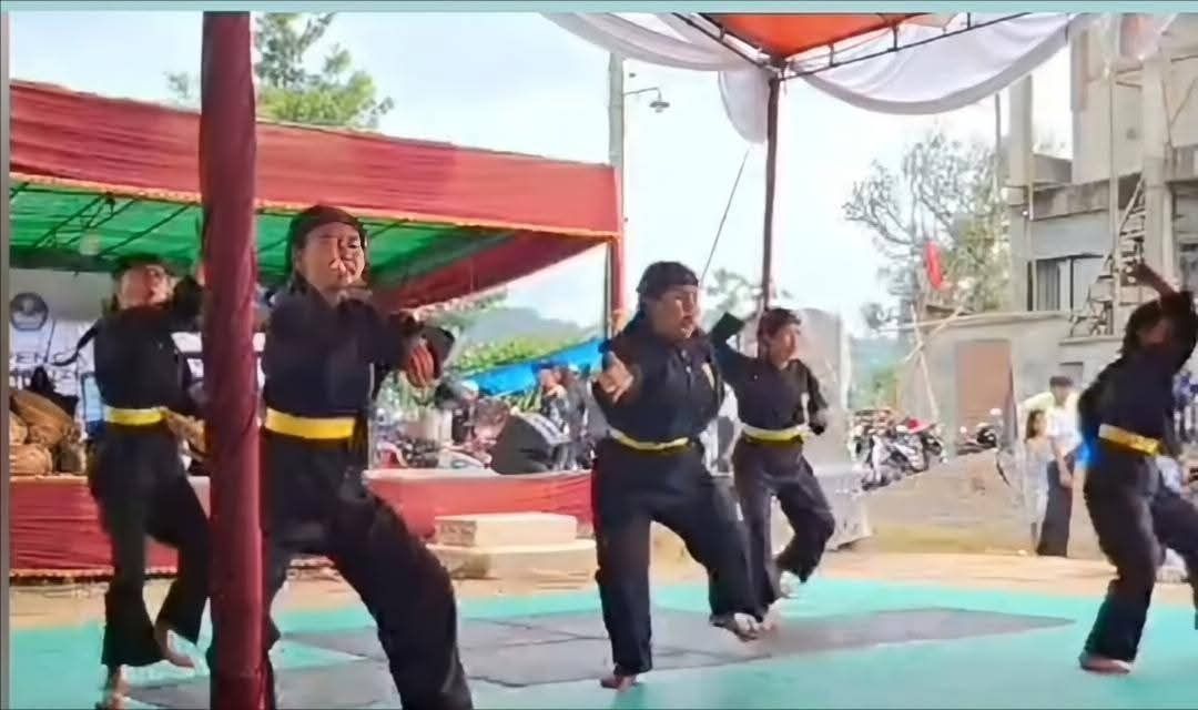 Momen pesilat Jampangkulon tampil di Kejuaraan Pencak Silat se-Kabupaten Sukabumi yang digelar di GOR Cimenteng, Kecamatan Cikembar, Senin (2/2/2026). | Foto: Ist