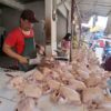 Suasana di kios daging ayam potong pasar Cisaat, Kabupaten Sukabumi. | Foto: Ans