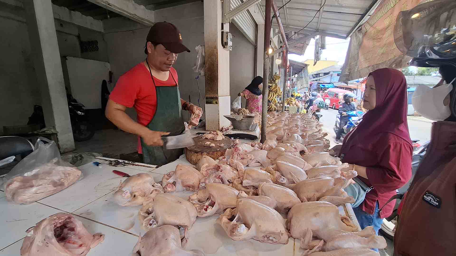 Suasana di kios daging ayam potong pasar Cisaat, Kabupaten Sukabumi. | Foto: Ans