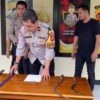 Polisi saat menunjukkan senjata tajam yang dipakai dalam tawuran berdarah di Cibadak Sukabumi. | Foto: Ist