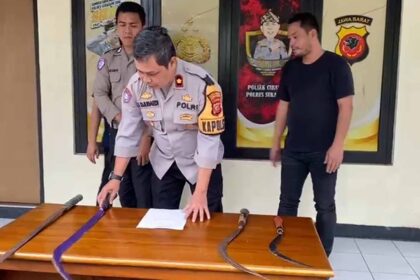 Polisi saat menunjukkan senjata tajam yang dipakai dalam tawuran berdarah di Cibadak Sukabumi. | Foto: Ist