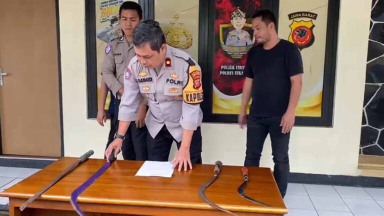 Polisi saat menunjukkan senjata tajam yang dipakai dalam tawuran berdarah di Cibadak Sukabumi. | Foto: Ist