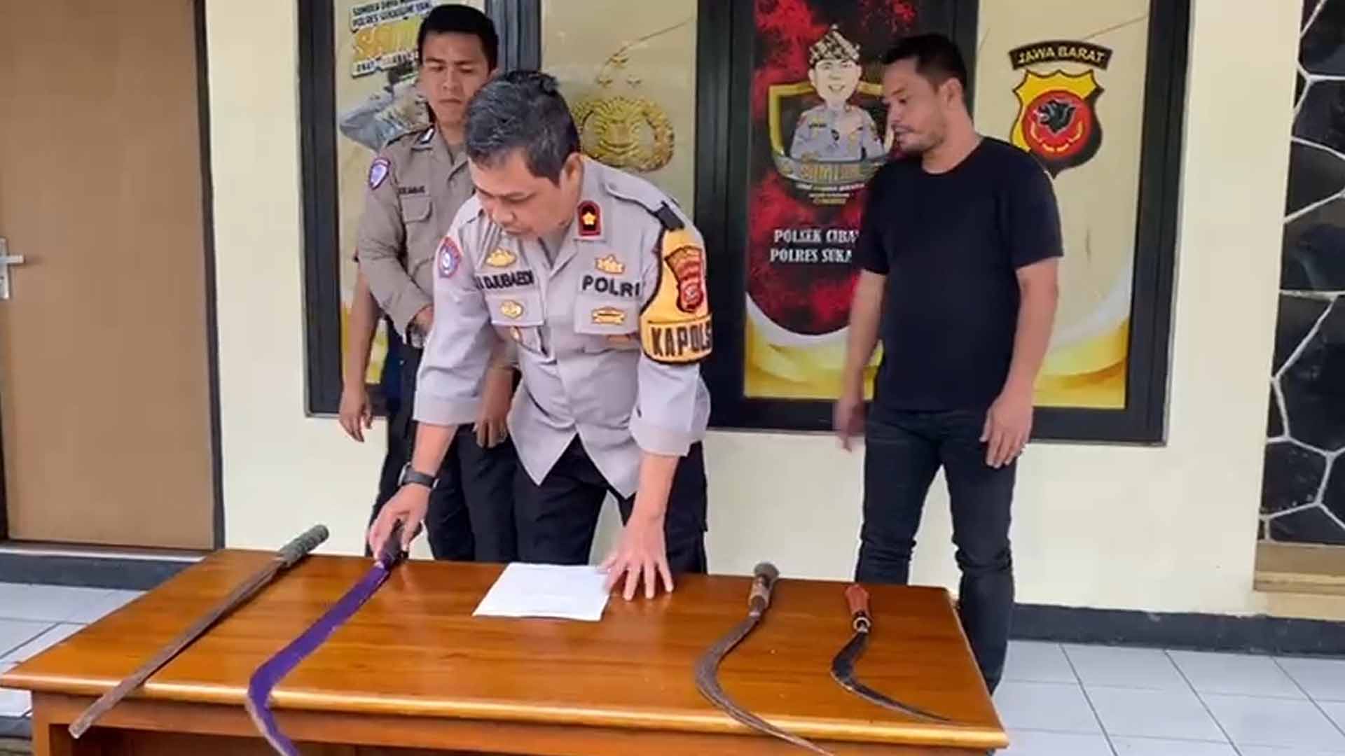 Polisi saat menunjukkan senjata tajam yang dipakai dalam tawuran berdarah di Cibadak Sukabumi. | Foto: Ist