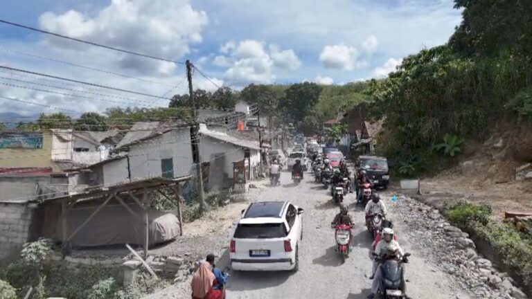 Libur Lebaran Jadi Ujian Kesabaran: Jalan Rusak Pasirsuren Sukabumi Picu Kemacetan Berjam-jam