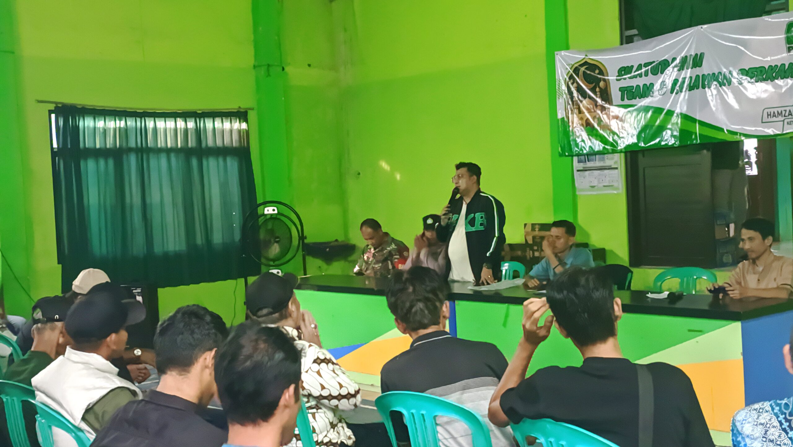 Ketua Komisi II DPRD Kabupaten Sukabumi Hamzah Gurnita saat menyapa warga di Desa Loji Simpenan, Senin (16/3/2026). | Foto: Nugraha