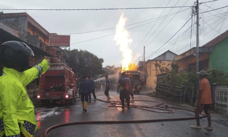 Truk Muatan LPG Terbakar di Palabuhanratu, 2 Unit Damkar Berjibaku Jinakkan Api