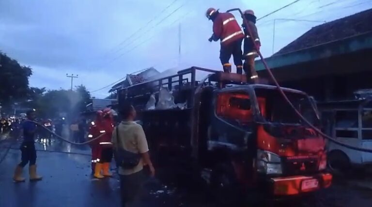Truk 560 Tabung LPG Hangus di Palabuhanratu, Damkar Pakai Campuran Deterjen untuk Padamkan Api